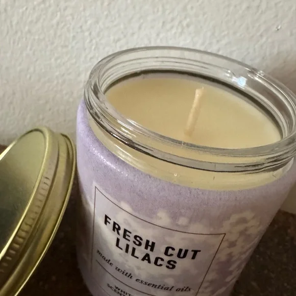 White Barn Fresh Cut Lilacs Scented Candle - Single Wick - Picture 2 of 4